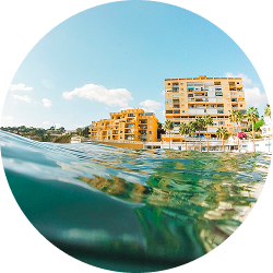hermosa-vista-de-agua-de-mar-azul-cerca-de-la-orilla