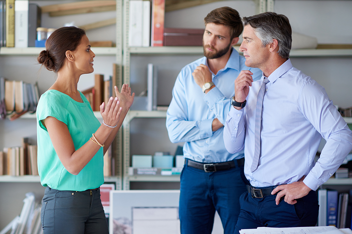 lo-mejor-en-el-negocio-captura-recortada-de-empresarios-trabajando-en-la-oficina