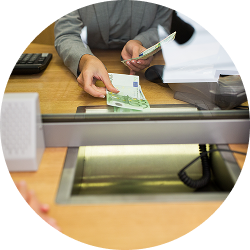 concepto-de-personas-retiro-ahorro-y-finanzas-empleado-que-da-dinero-en-efectivo-al-cliente-en-la-oficina-bancaria-o-en-el-cambiador-de-divisas